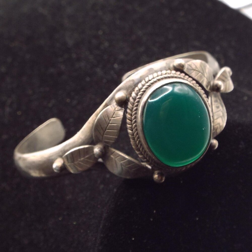 NAVAJO DINE' ANTIQUE SANDCAST TRILLIUM LEAVE OVAL MALACHITE STONE BRACELET 60 - Picture 6 of 7